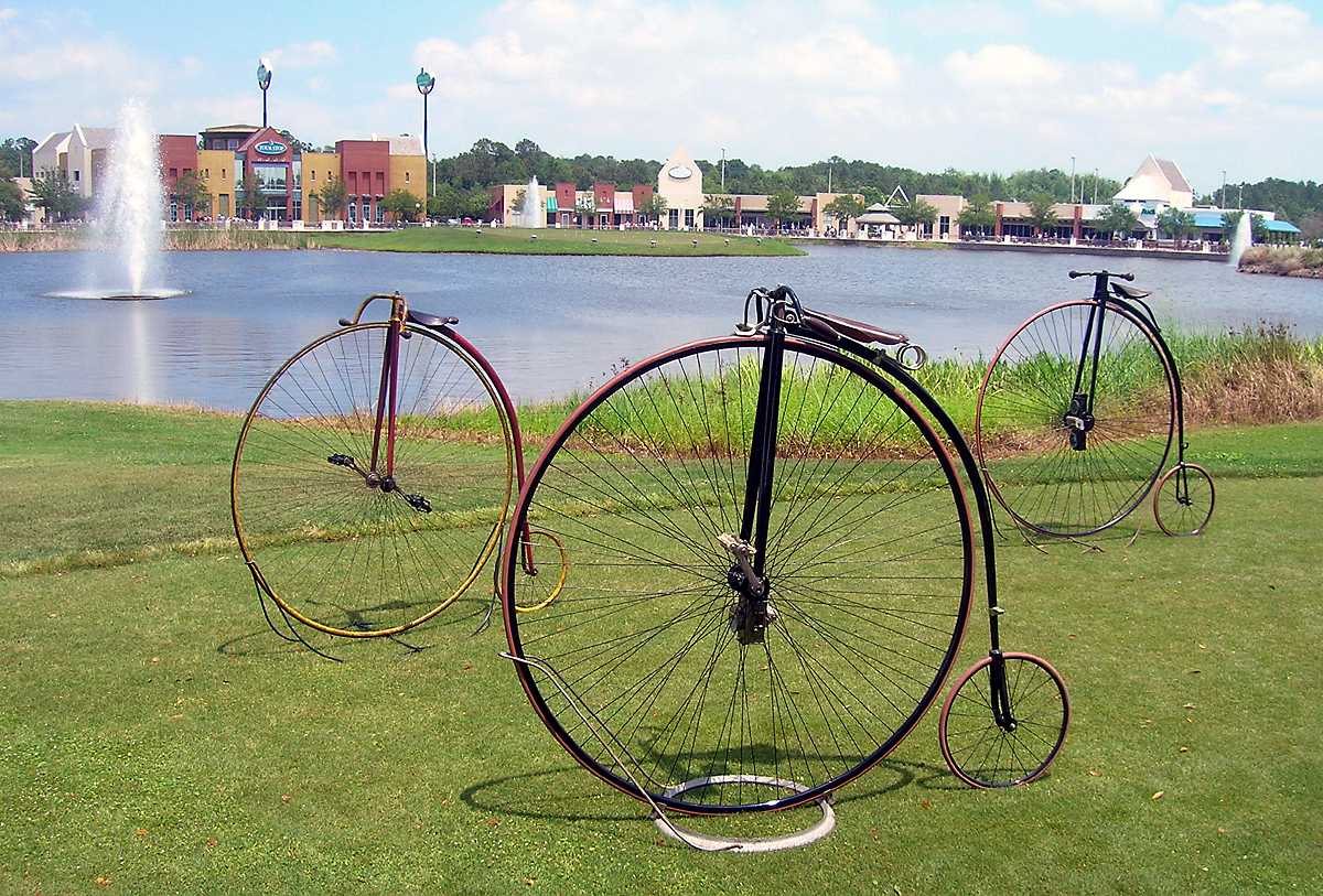 DSCN9323.jpg - The Antique Bicycle Display is Always Popular.