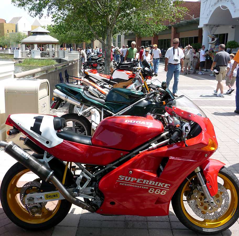 P1000198.jpg - Italian Superbikes; the Iconic Ducati 888.