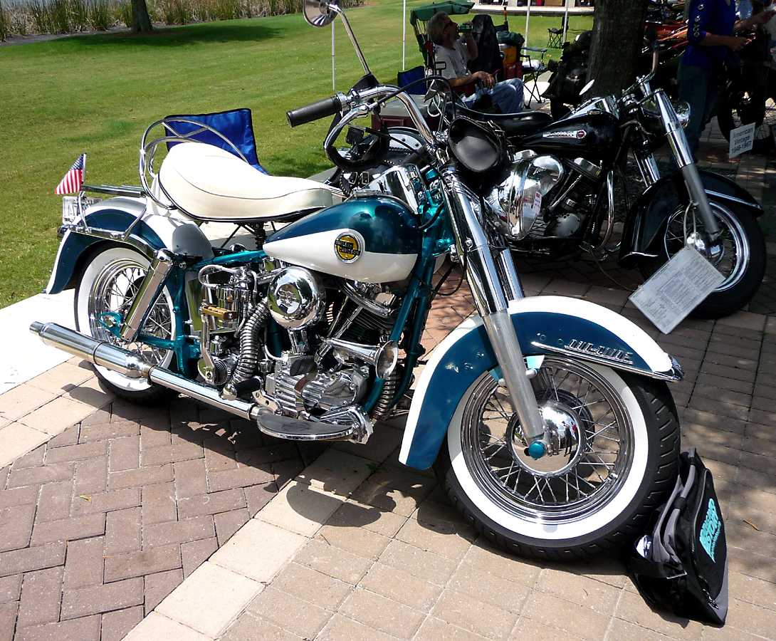 P1000233.jpg - Shovelhead Harley in an Unusual Color Combination.