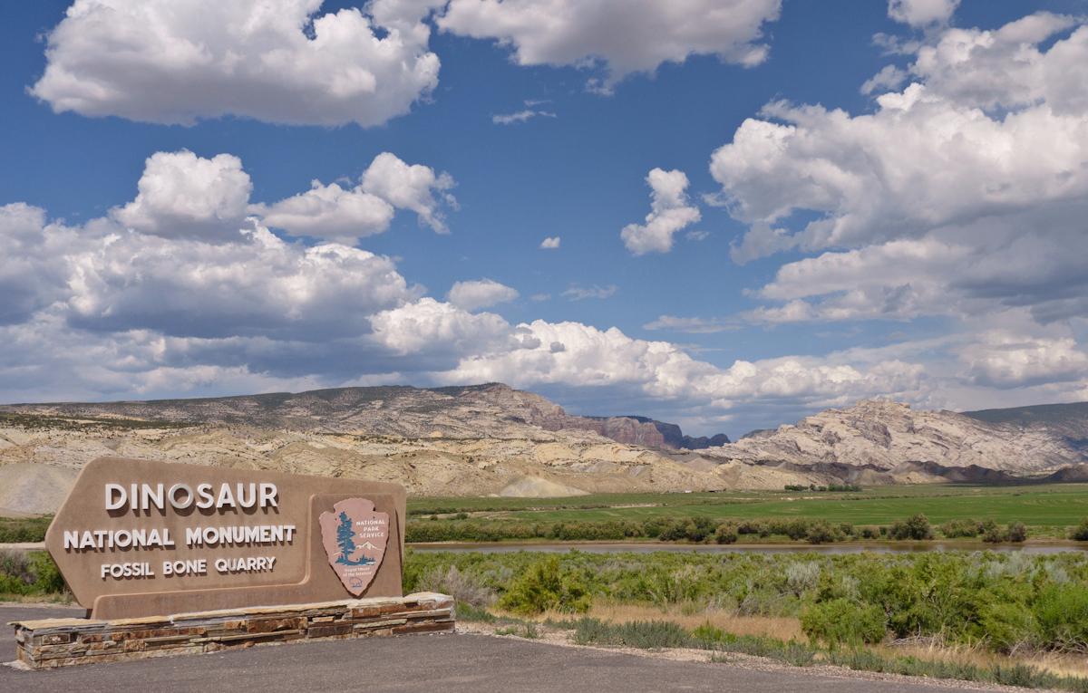 P1010498.jpg - Dinosaur NM bridges Colorado and Uah, the most scenic parts are in Utah.
