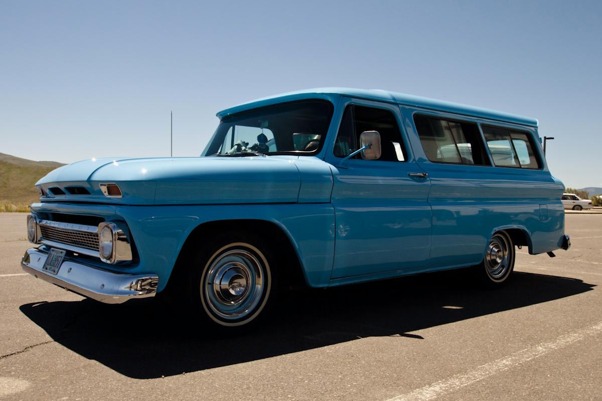 P1010915.jpg - Another tour group, most from Nevada, spotted on the Oregon Trail. A rarely seen three door Suburban.