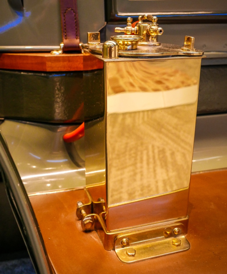 040.jpg - GIVE 'EM CREDIT, THE FRENCH HAVE STYLE.