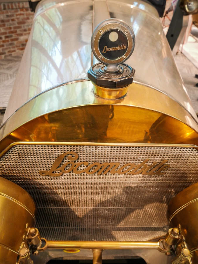 050.jpg - CLEARLY, IT'S A LOCOMOBILE.