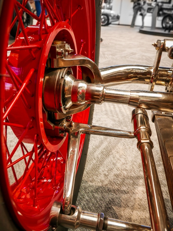 140.jpg - DE DION SUSPENSION, A FORTUNE IN NICKEL PLATE.