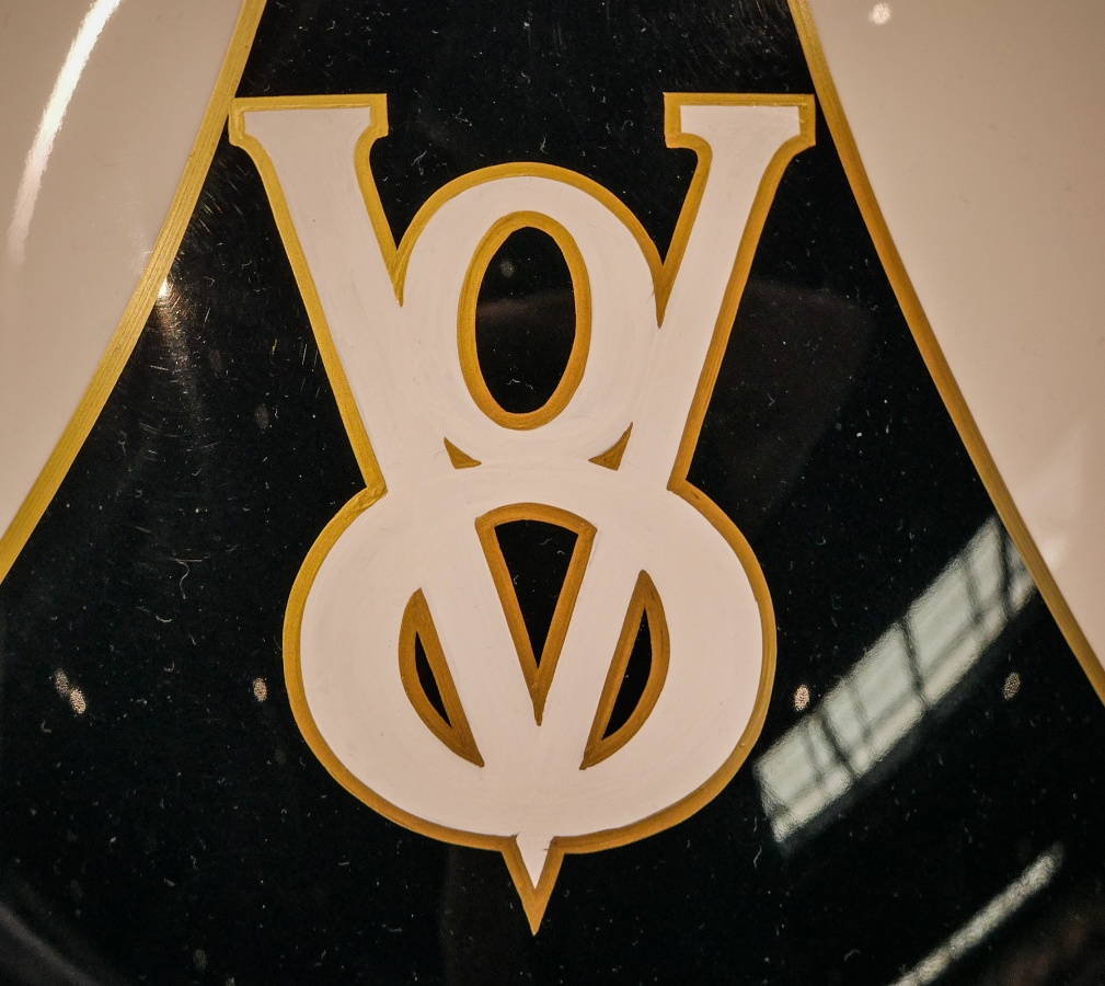 220.jpg - IN CASE YOU MISSED IT, NOVI INDY CAR IS A V8.