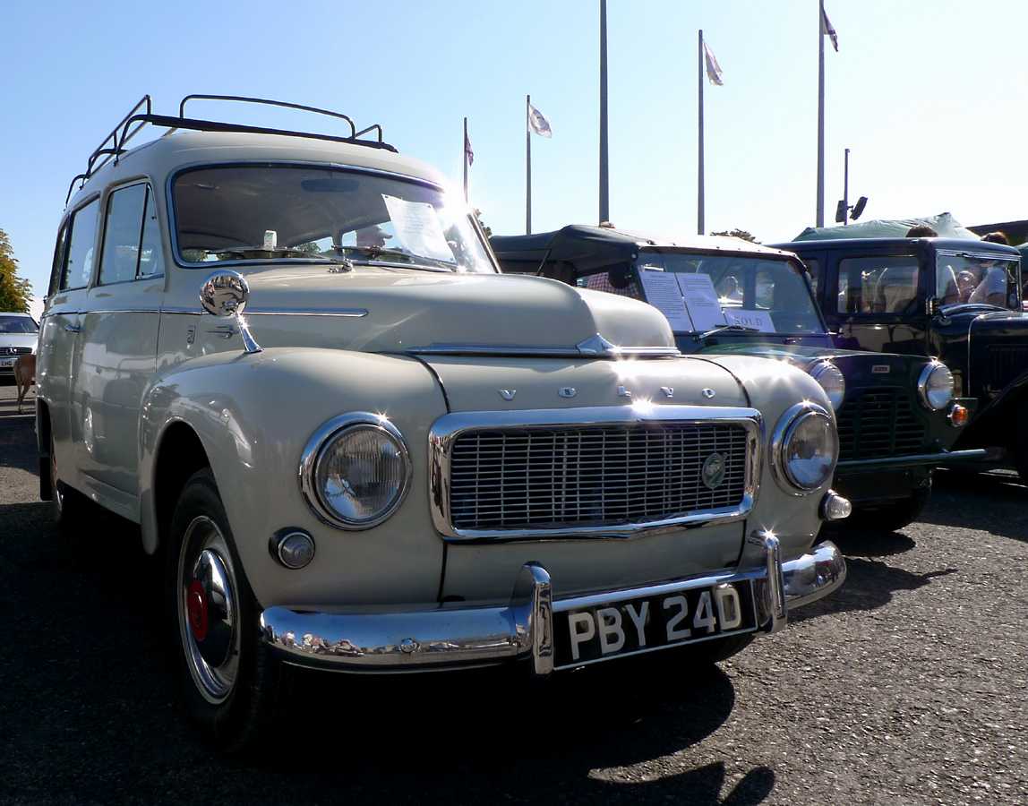 L1010127.JPG - ... to the rare but mundane such as this Volvo "bread wagon" ...