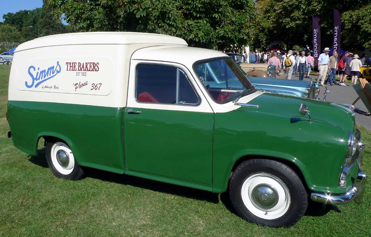 L1010152.JPG - There seems to be quite a bit of interest in restoring small commercial vehicles.