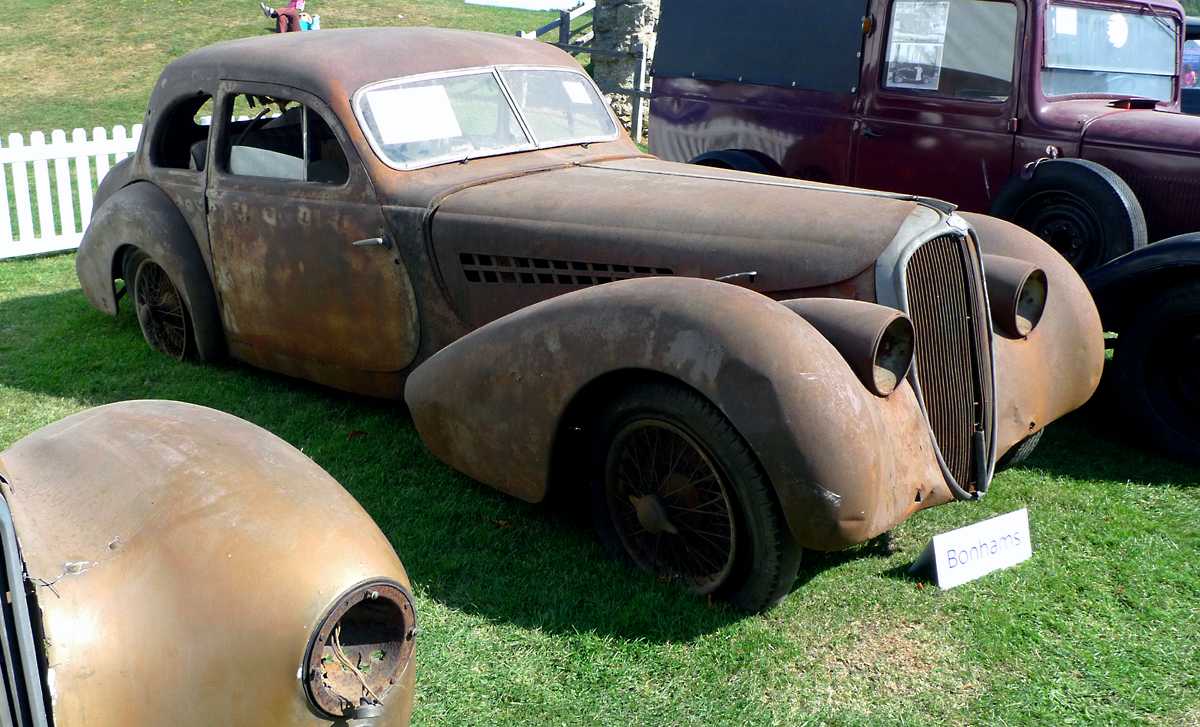 L1010165.JPG - This delapidated Delahaye still shows great style; it found an ambitious buyer at the auction.