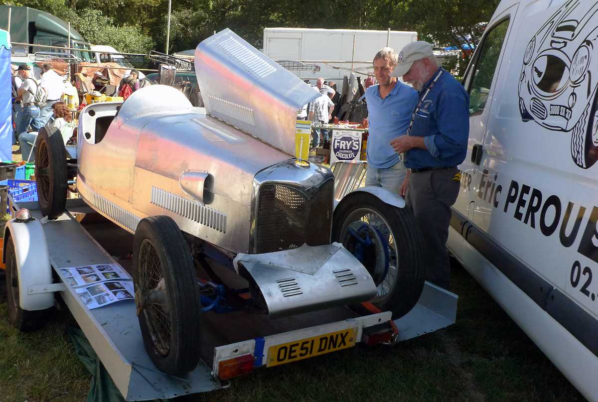 L1010208.JPG - There were quite a few tin beaters in evidence. This fellow said he was about a week from completion here.