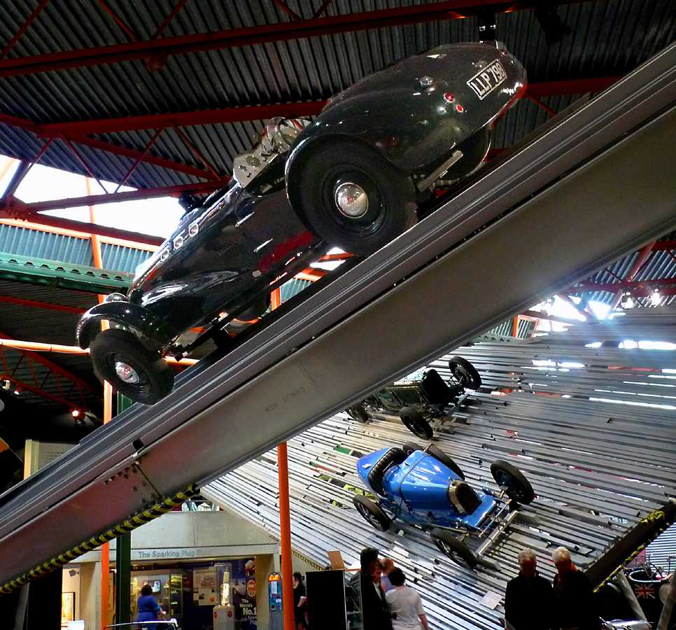 L1010277.JPG - Here's the Allard againwith a Type 35 Bugatti beneath.