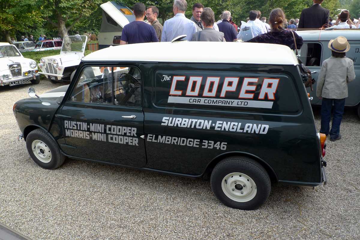 L1010784.JPG - This Mini van is reputed to have actually been one of those used by Cooper back in the day.