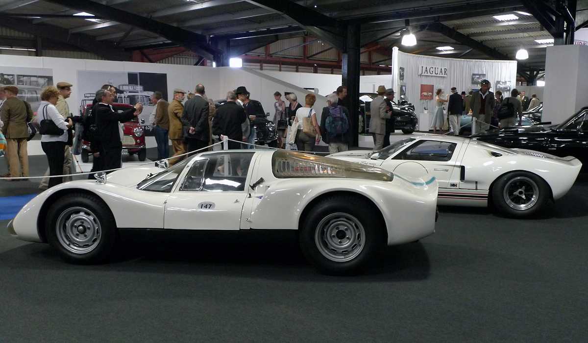 L1010875.JPG - Here's the Carrera 6 again with a Ford GT40.