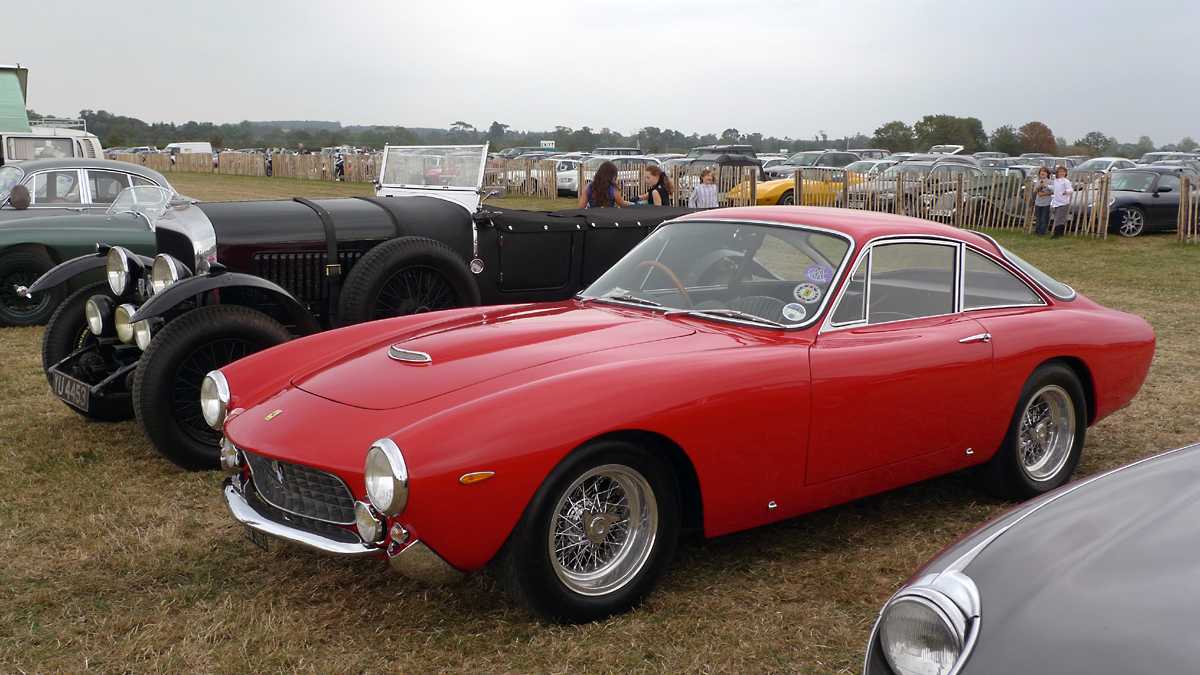 L1010945.JPG - Another interesting pairing. A Bentley this time posed beside a Ferrari Lusso.
