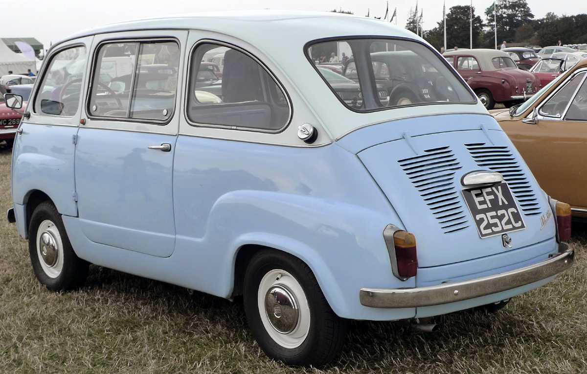 L1010947.JPG - Something quite different, a FIAT Multipla, the van version of the 600 sedan of the late fifties.