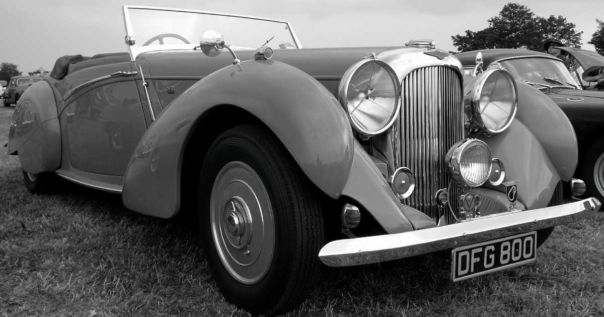 L1010953.JPG - Elegant dove gray Alvis convertible, the perfect Gentlemen's Express.