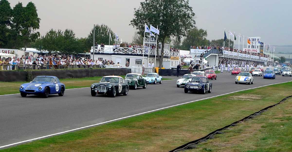 L1010824.JPG - Start of the small GT race, surprisingly dominated by the blue TVR at right.