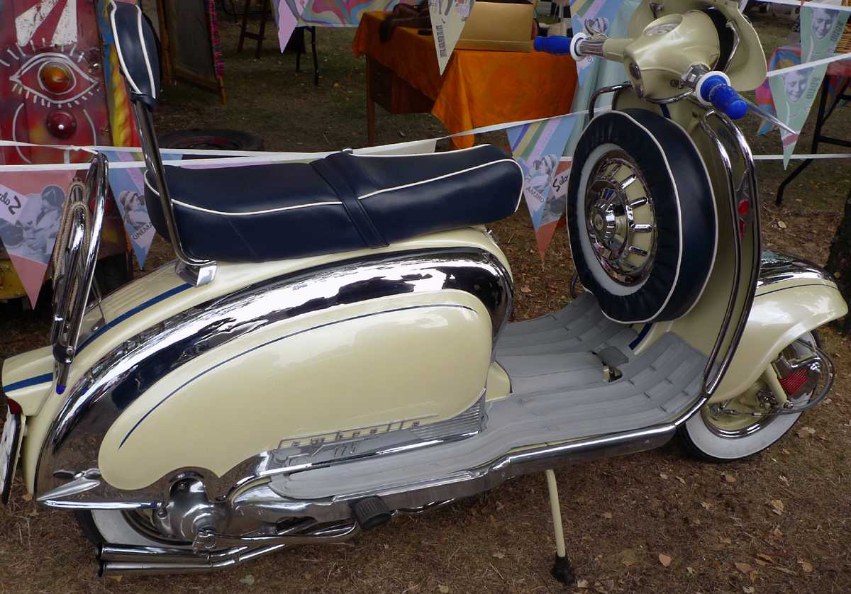 L1010650.JPG - A pretty Lambretta with lots of chrome and accesories.