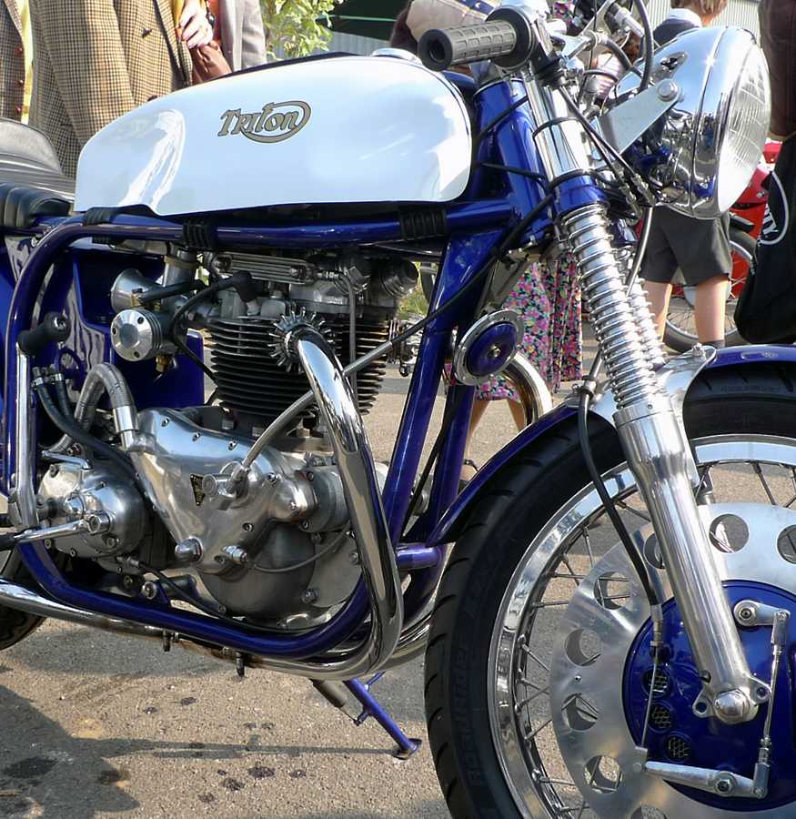 L1010864.JPG - Best detailed of the many cafe racers in evidence.