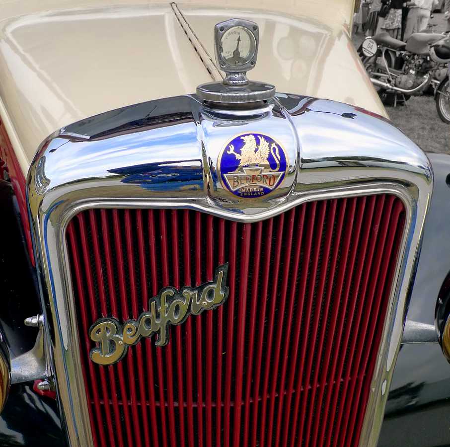 L1010934.JPG - Bedford truck. Note the temperature guage.