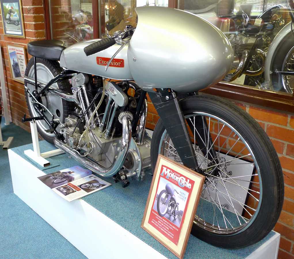 L1010548.JPG - There's nothing new about streamling a race bike as witness this 1931 JAP powered Excelsior Silver Comet.