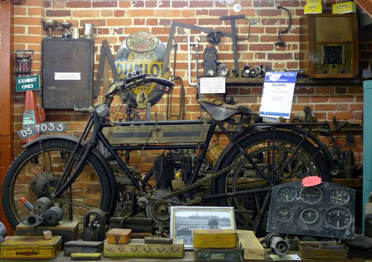 L1010602.JPG - Look at all the "stuff" in this diorama of a period backyard shed.
