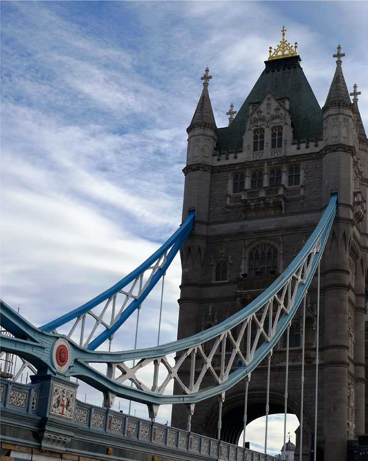 L1020117.JPG - A closer shot of the bridge showing the detail of the suspension members.