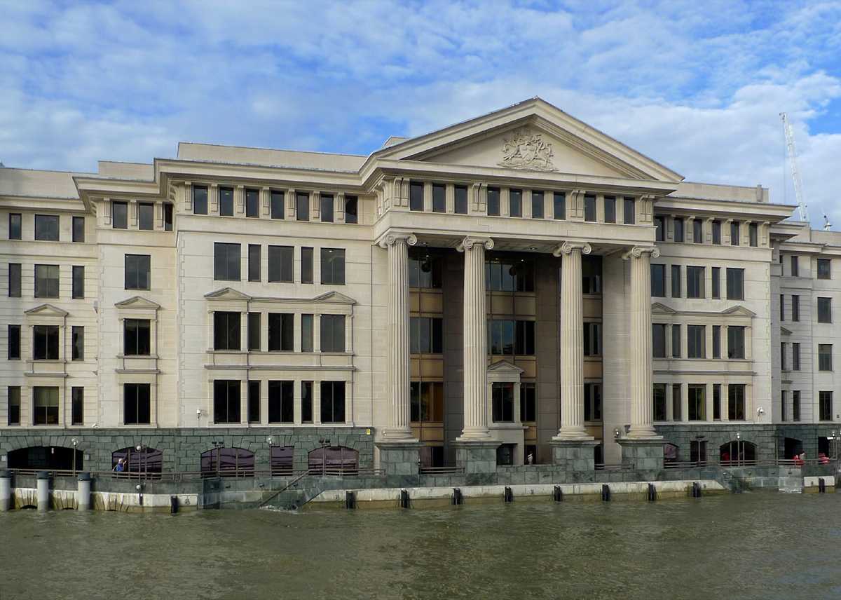 L1020135.JPG - It's clear how close London is to being flooded by the Thames.